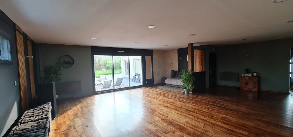 Salle Kalia Normandie — photo 3 : intérieur de la salle parquetée à Mouen