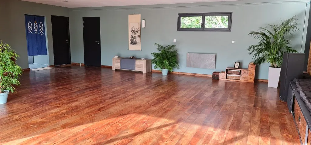 Salle Kalia Normandie — photo 12 : intérieur de la salle parquetée à Mouen