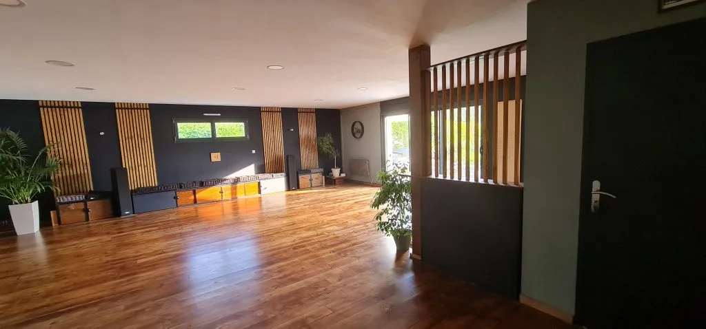 Salle Kalia Normandie — photo 19 : intérieur de la salle parquetée à Mouen