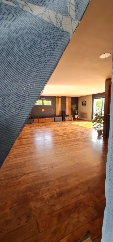 Salle Kalia Normandie — photo 5 : intérieur de la salle parquetée à Mouen